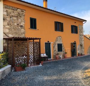 een huis met een binnenplaats ervoor bij Casa Il Gallo in Castellina Marittima