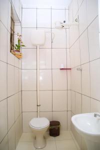 uma casa de banho com um WC e um lavatório em Hotel Hot Brás em São Paulo