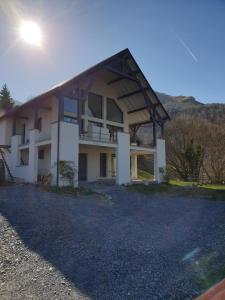 una casa grande con el sol brillando en ella en 2 impasse de l'eglise, en Artalens-Souin