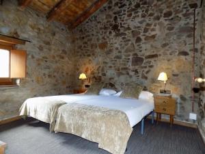 Tempat tidur dalam kamar di Can Gasparó HotelRural&Restaurant