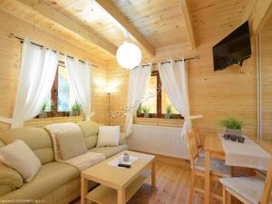 波皮耶洛伯的住宿－Bajkowe Domki，客厅配有沙发和桌子