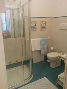 ein Badezimmer mit Dusche und Toilette in der Unterkunft Le Gemme Suite B&B in Verona