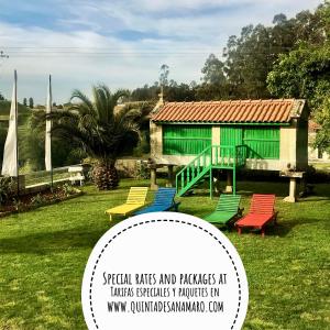 Quinta de San Amaro Rias Baixas في Meaño: مجموعة من الكراسي الملونة أمام المبنى