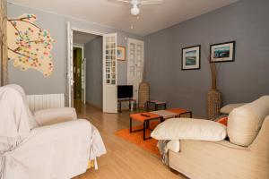 A television and/or entertainment centre at Big Flat at center of Valencia. WIFI