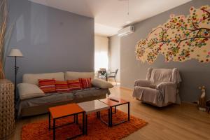 A seating area at Big Flat at center of Valencia. WIFI