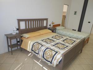 sypialnia z łóżkiem i stolikiem nocnym oraz łóżko sidx sidx sidx sidx w obiekcie B&B Relax w mieście Vicenza