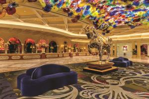 um lobby com uma estátua de um cavalo no meio em Bellagio em Las Vegas