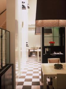 拉斯維加斯的住宿－MGM格蘭德天空公寓酒店，客厅设有 ⁇ 格地板