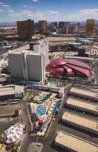 Nespecifikovaný výhled na destinaci Las Vegas nebo výhled na město při pohledu z rezortu + 14 fotografií