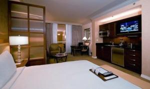 Habitación de hotel con cama y TV en The Signature at MGM Grand - All Suites, en Las Vegas