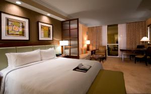 Habitación de hotel con cama grande y sala de estar. en The Signature at MGM Grand - All Suites, en Las Vegas