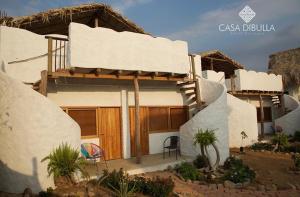 ein Haus in der Wüste mit einem Gebäude in der Unterkunft Casa Dibulla Hotel Boutique in Dibulla