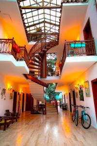 凱梅爾的住宿－卡利普圖斯酒店，大房间设有楼梯,里面停放着两辆自行车