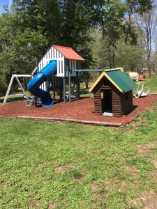 Ft. Wilderness RV Park and Campground في Whittier: ملعب مع زحليقة وتشكيلة لعب