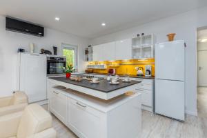 Kuchnia lub aneks kuchenny w obiekcie Villa Deni by Rent Istria