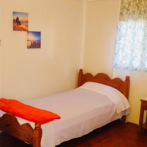 um pequeno quarto com uma cama e uma janela em Camping Kato Alissos em Káto Alissós