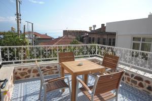 y balcón con mesa y sillas de madera. en Lemon Villa Hotel - Adult Only, en Alanya