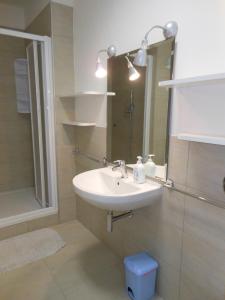 łazienka z umywalką i lustrem w obiekcie B&B Relax w mieście Vicenza