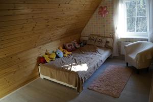Zdjęcie z galerii obiektu Uroczy domek do wynajęcia w Bogaczewie nad jeziorem Narie w Morągu