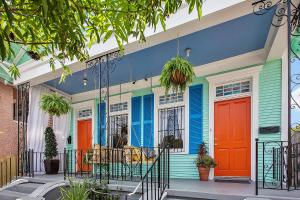 una casa colorida con puertas coloridas en una calle en Elegant Renovated House With Relaxing Courtyard en Nueva Orleans