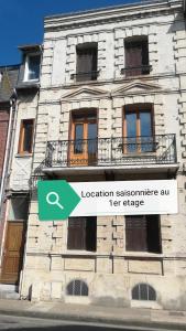 um edifício com um sinal que lê a garantia de localização au terace em Les Néréides em Mers-les-Bains