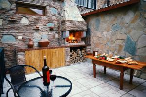 トビリシにあるApartments with wine cellar in Old Tbilisiのパティオ(テーブル、石造りの暖炉付)