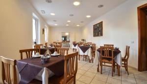 jadalnia ze stołami i krzesłami w restauracji w obiekcie Hotel Villa Giada w mieście Marina di Massa