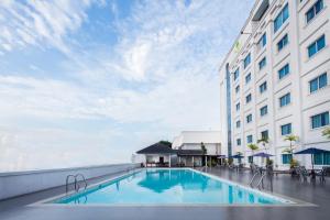 The Apo View Hotel في مدينة دافاو: مسبح امام الفندق