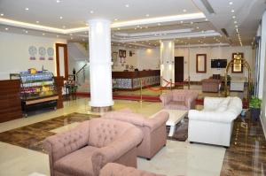 een lobby met banken en stoelen in een winkel bij Silent Room 2 By Quiet Rooms in Riyad