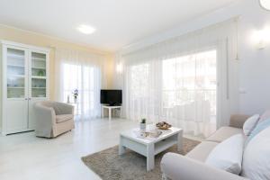 un soggiorno con divano e tavolo di Litoral Mar Dream 17, beach front, free Wi-fi, private parking, pool a Portimão