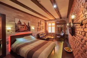 een slaapkamer met een bed en een bakstenen muur bij Quarter (25) in Lviv