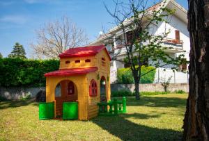 Plac zabaw dla dzieci w obiekcie Hotel Villa Giada