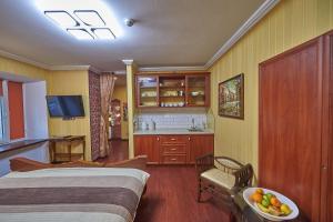 ein Schlafzimmer mit einem Bett und einer Obstschale auf einem Tisch in der Unterkunft Quarter (25) in Lwiw