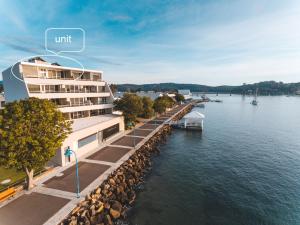 ein großes Gebäude neben einem Wasserkörper in der Unterkunft Penthouse On The Promenade in Batemans Bay