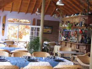 a restaurant with tables and chairs and a bar at Hosteria Atelier in Tigre