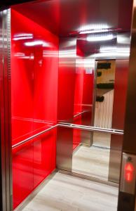 a red room with a mirror and a red wall at Hotel Boutique Holitel in Santiago