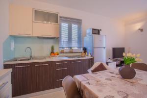 Kuchyň nebo kuchyňský kout v ubytování Apartman Madlen