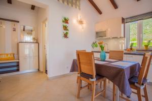 Kuchyň nebo kuchyňský kout v ubytování Apartman Madlen