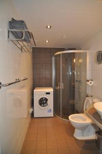 ボルレンゲにあるIGMA Lodgeのバスルーム(シャワー、洗濯機付)
