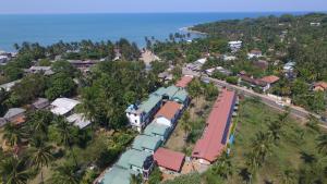 The Long Hostel في آروغام باي: اطلالة جوية على منتجع مع المحيط