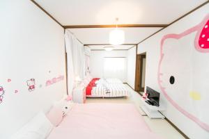 Una cama o camas en una habitación de Miraie Yokkaichi Kitahamacho