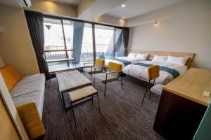 京都RESI STAY Heart的酒店客房,配有床和沙发