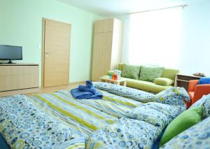 En eller flere senger på et rom på Vila Polar