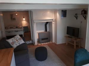 a living room with a couch and a television at Klavergeluk in Amsterdam