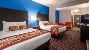 Postel nebo postele na pokoji v ubytování Best Western Plus Tech Medical Center Inn