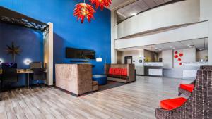 TV a/nebo společenská místnost v ubytování Best Western Plus Tech Medical Center Inn