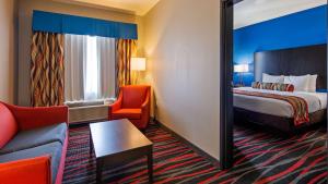 Postel nebo postele na pokoji v ubytování Best Western Plus Tech Medical Center Inn