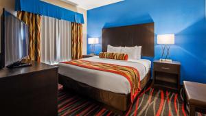 Postel nebo postele na pokoji v ubytování Best Western Plus Tech Medical Center Inn