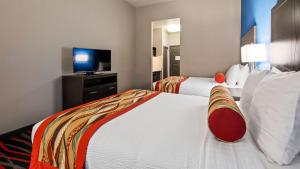 Postel nebo postele na pokoji v ubytování Best Western Plus Tech Medical Center Inn