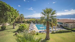 Bazén v ubytování Kalives Resort nebo v jeho okolí